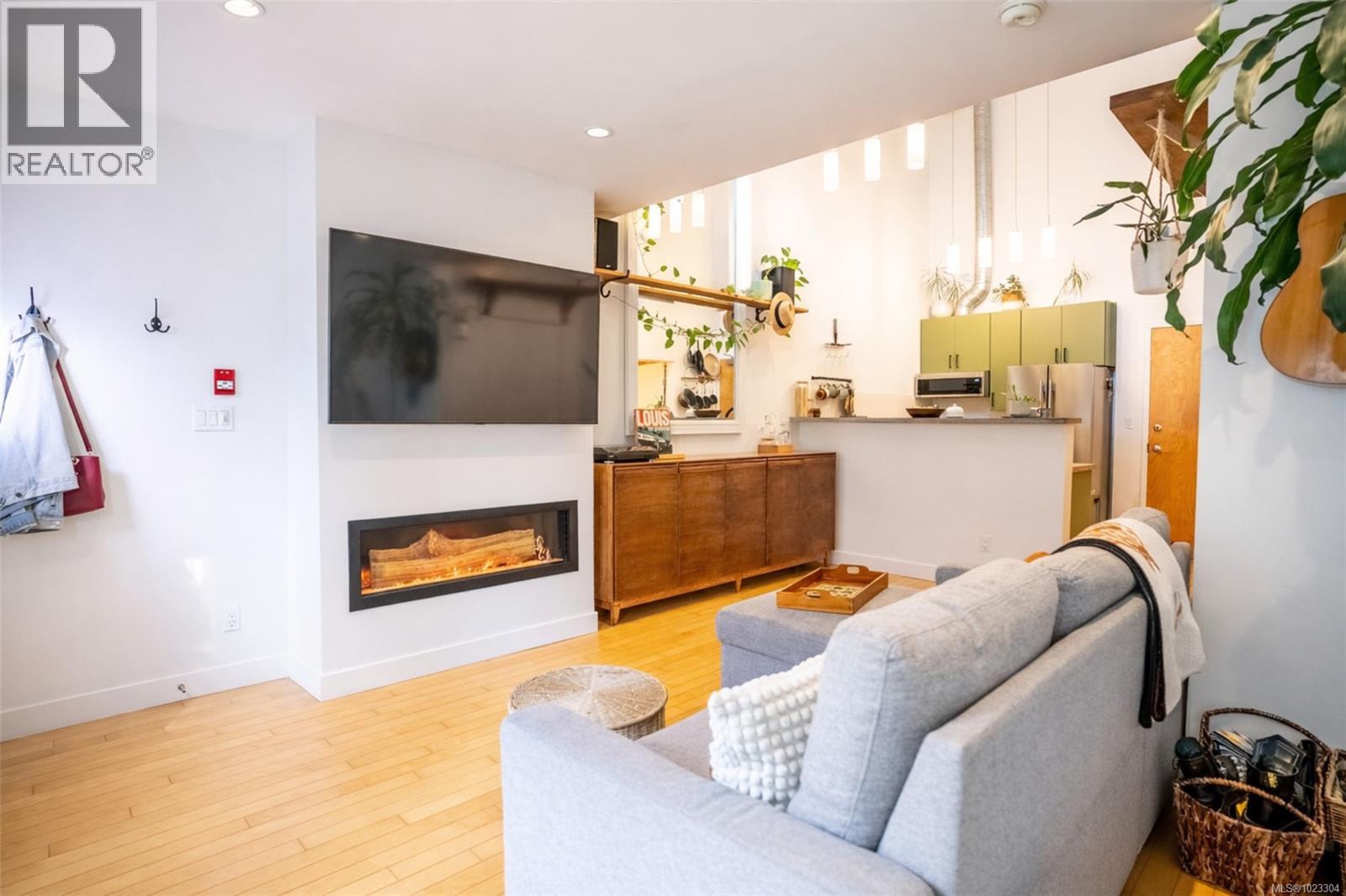 4 797 Tyee Rd, Victoria, British Columbia  V9A 7R4 - Photo 3 - 1023304