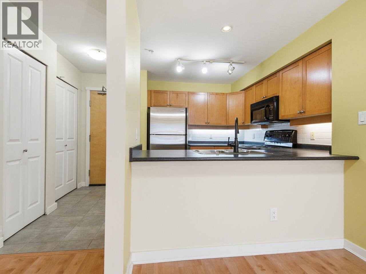 208 38 Seventh Avenue, New Westminster, British Columbia  V3L 5W2 - Photo 3 - R3081948