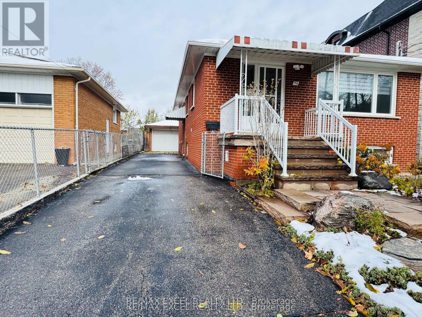 98 Newton Drive, Toronto, Ontario  M2M 2N1 - Photo 2 - C12721050