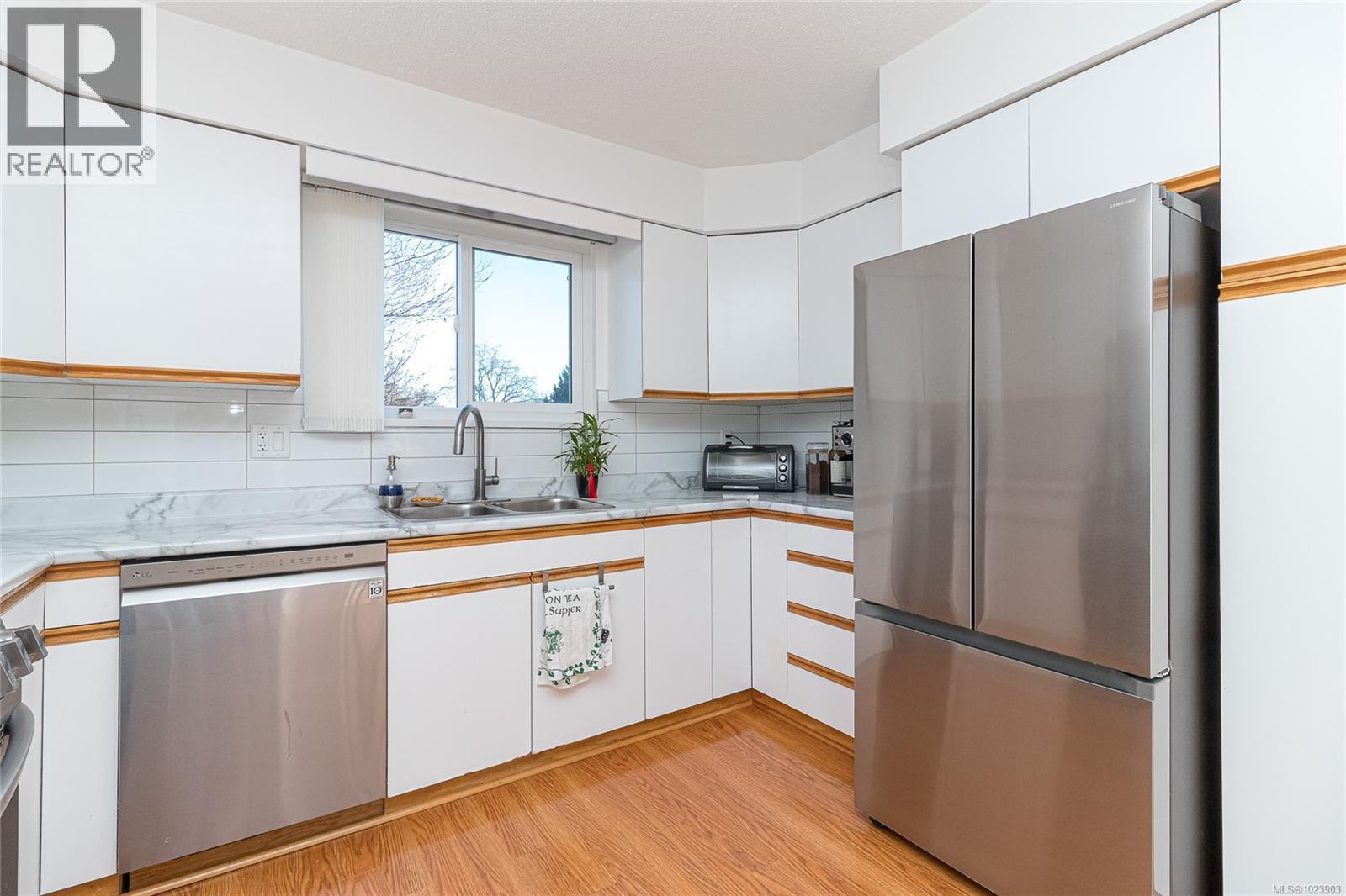 57 3987 Gordon Head Rd, Saanich, British Columbia  V8N 3X5 - Photo 11 - 1023903