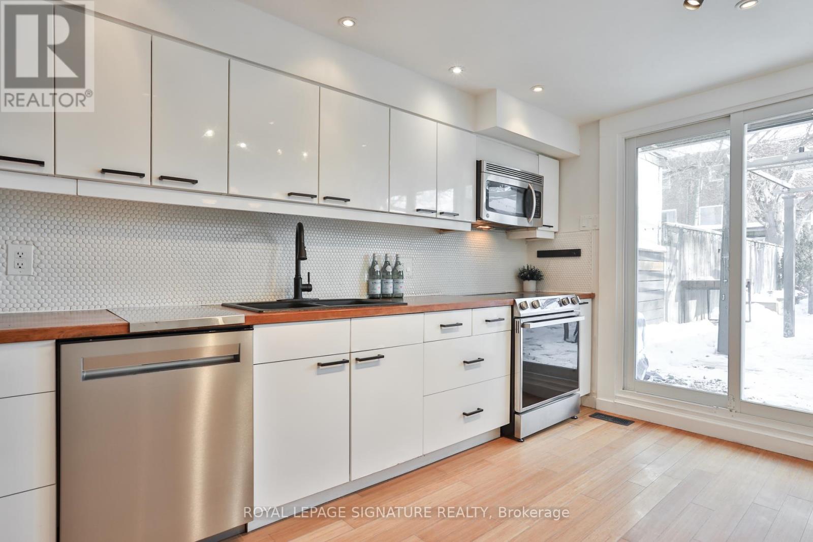 37 Rhodes Avenue, Toronto, Ontario  M4L 2Z8 - Photo 17 - E12721072