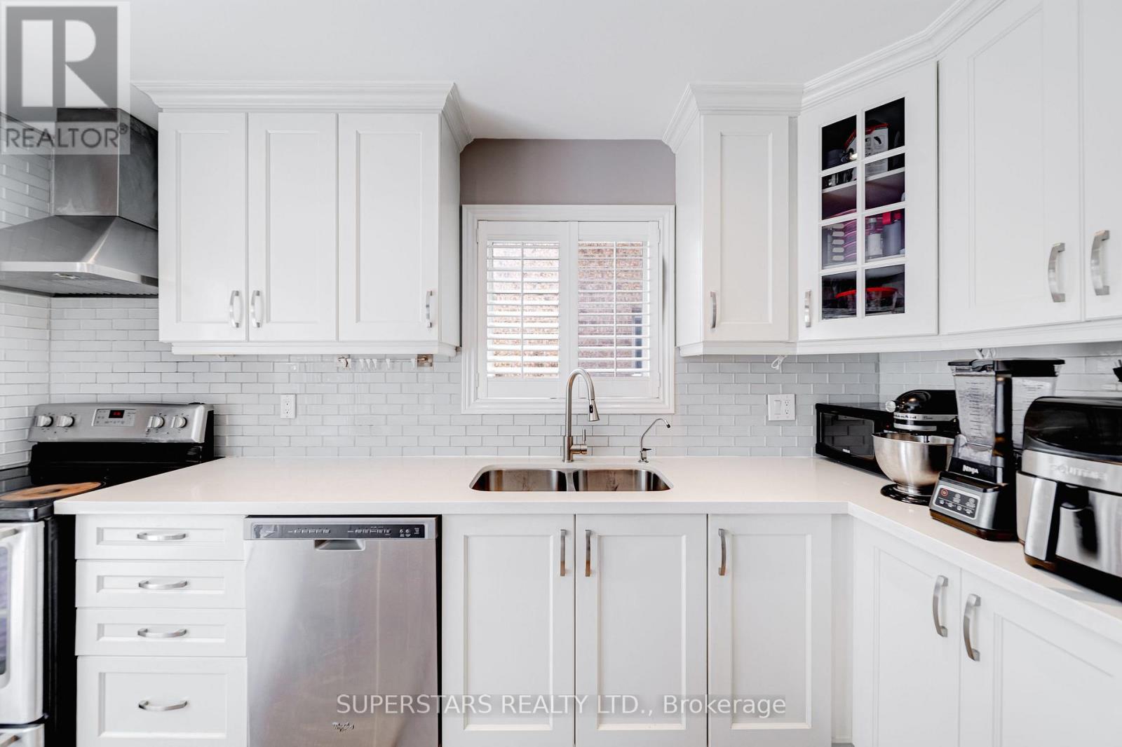 363 Pickering Crescent, Newmarket, Ontario  L3Y 8G7 - Photo 2 - N12720880