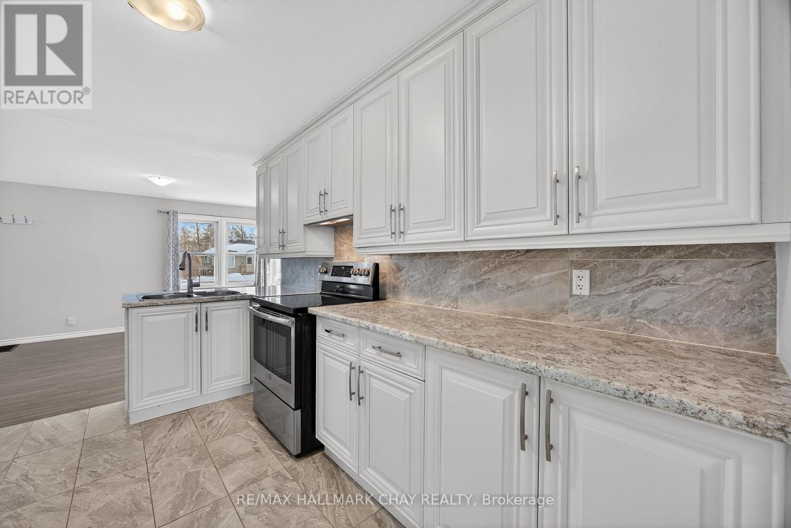 8 Newton Street, Barrie, Ontario  L4M 3N3 - Photo 6 - S12721034