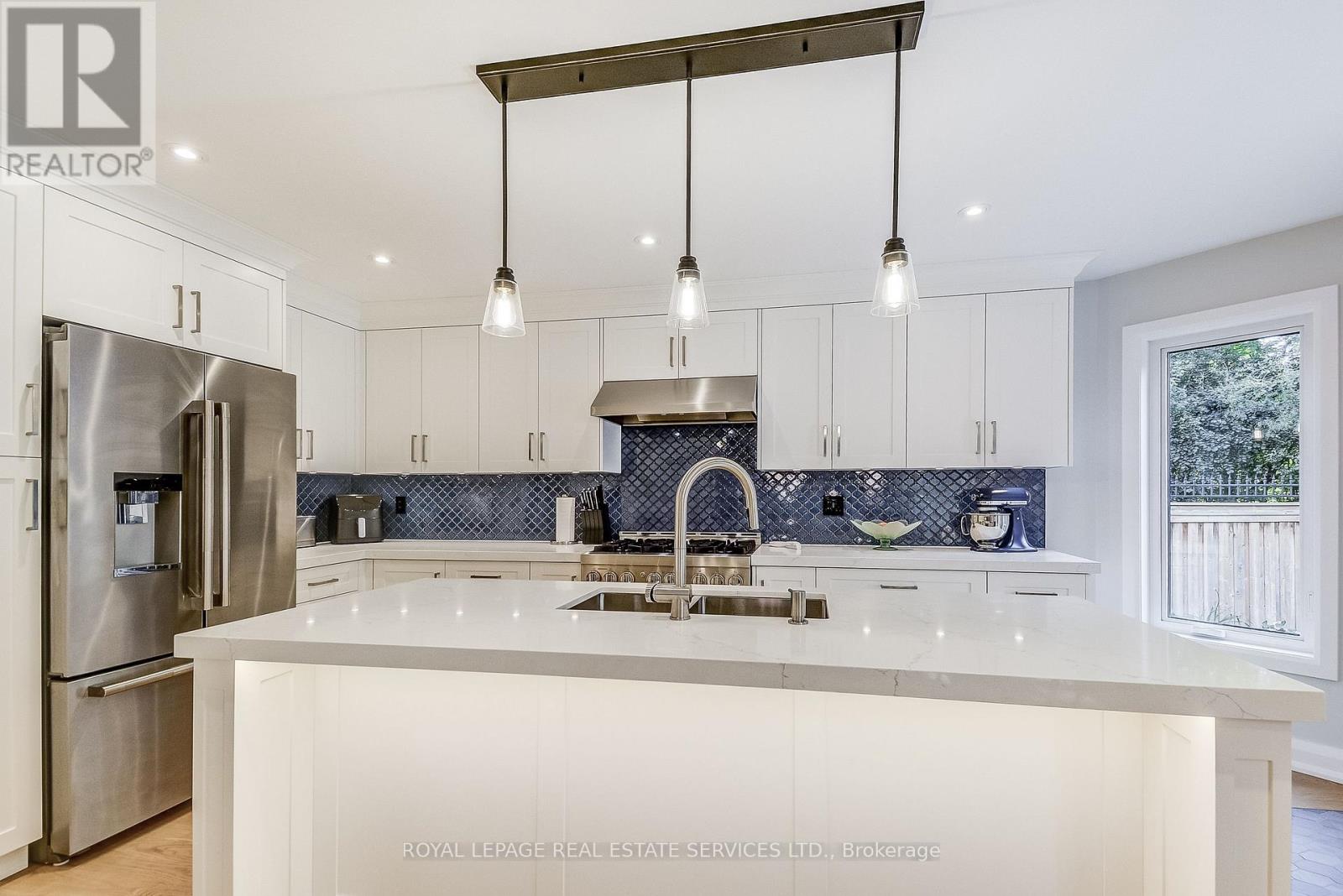 27 Morrison Creek Crescent, Oakville, Ontario  L6H 4C3 - Photo 10 - W12720900