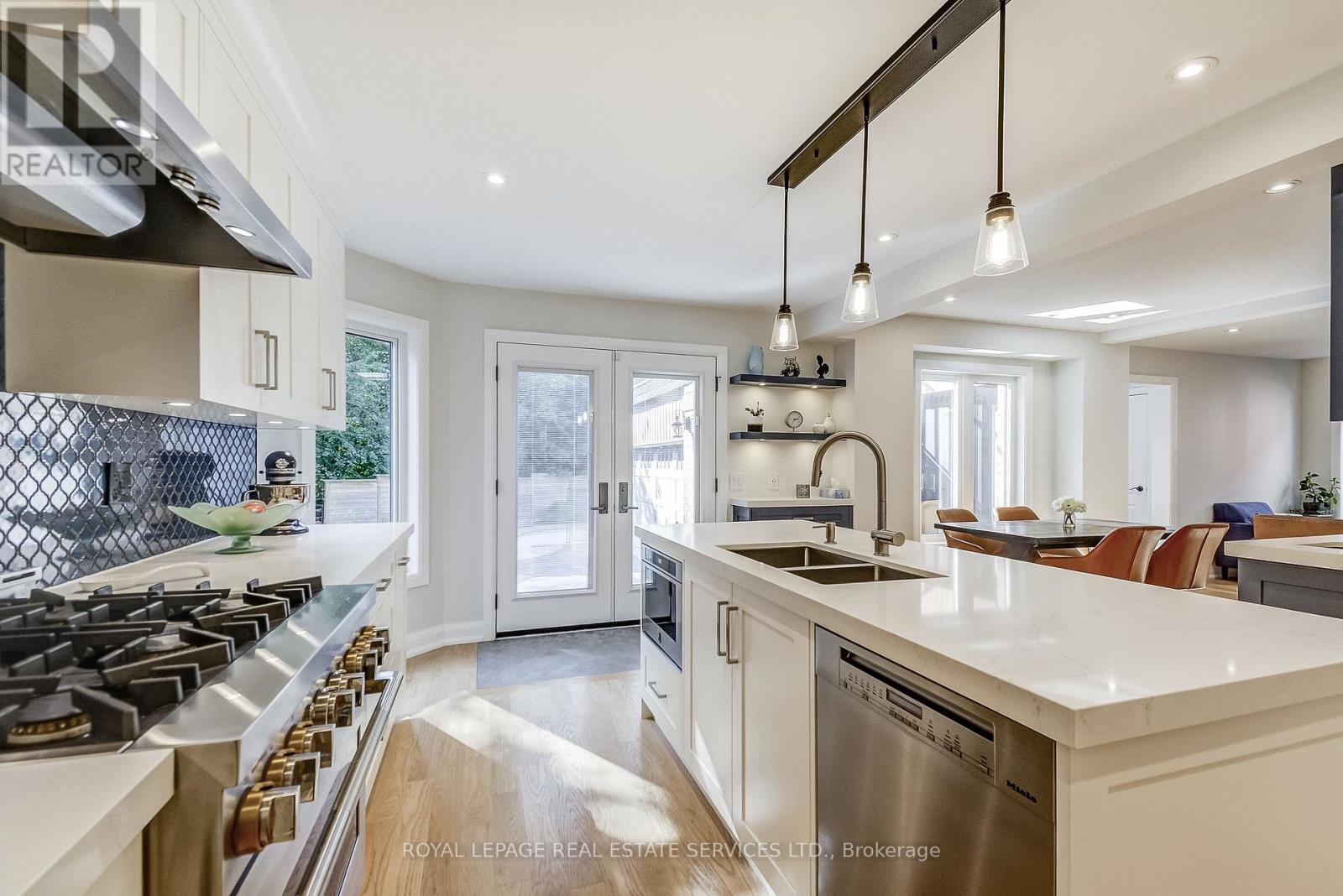 27 Morrison Creek Crescent, Oakville, Ontario  L6H 4C3 - Photo 11 - W12720900