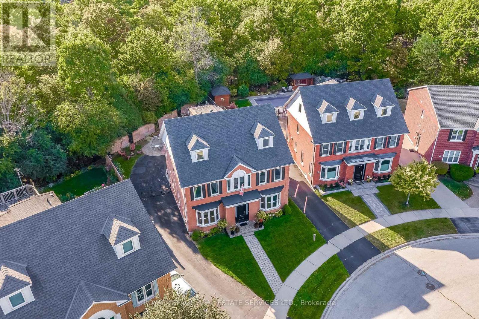 27 Morrison Creek Crescent, Oakville, Ontario  L6H 4C3 - Photo 3 - W12720900