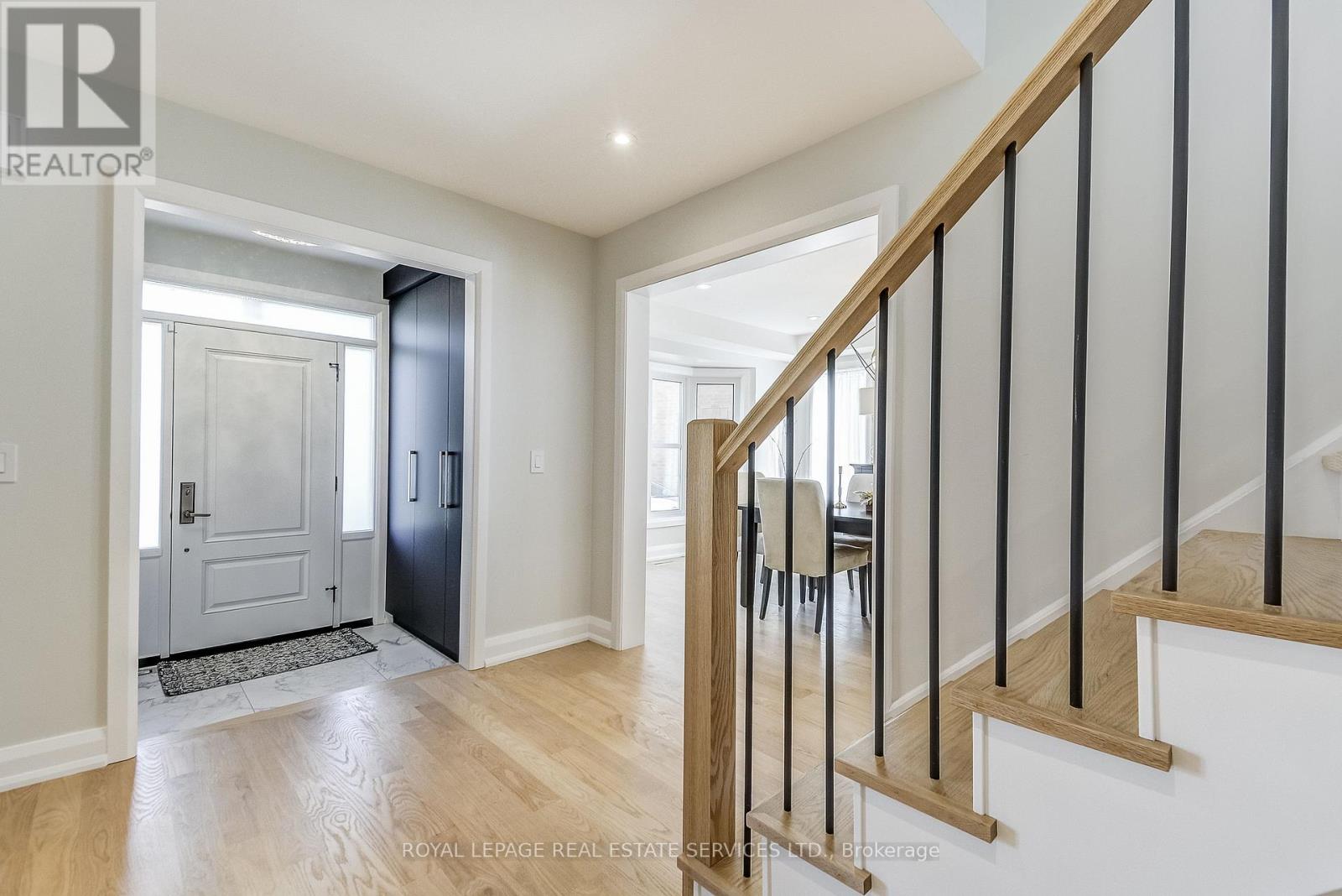 27 Morrison Creek Crescent, Oakville, Ontario  L6H 4C3 - Photo 5 - W12720900