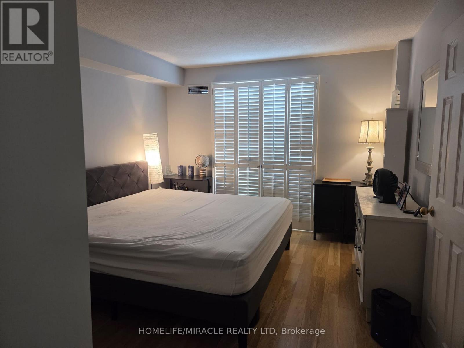 1409 - 300 Webb Drive, Mississauga, Ontario  L5B 3W3 - Photo 4 - W12721002