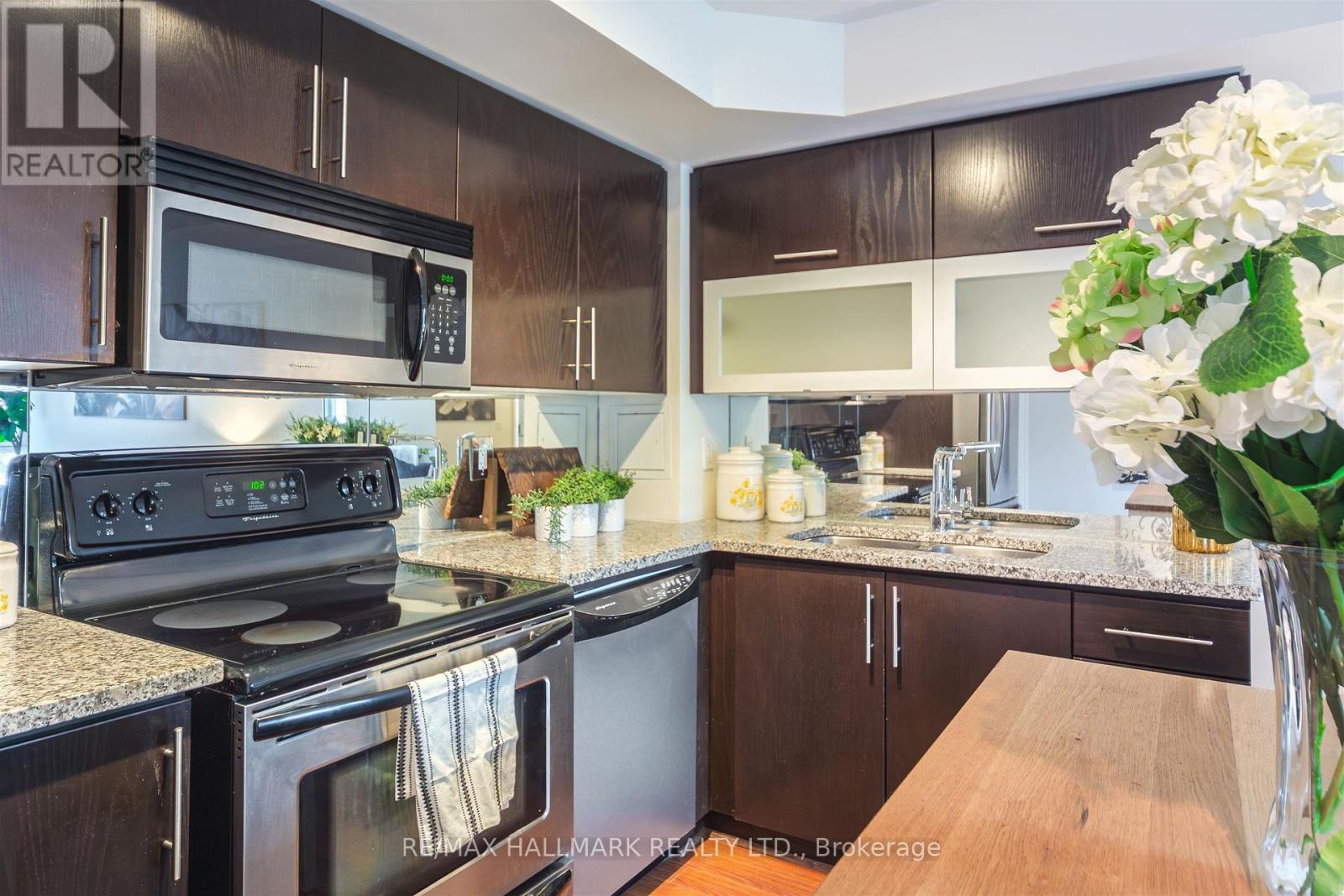 201 - 20 Gothic Avenue, Toronto, Ontario  M6P 1T5 - Photo 12 - W12721024