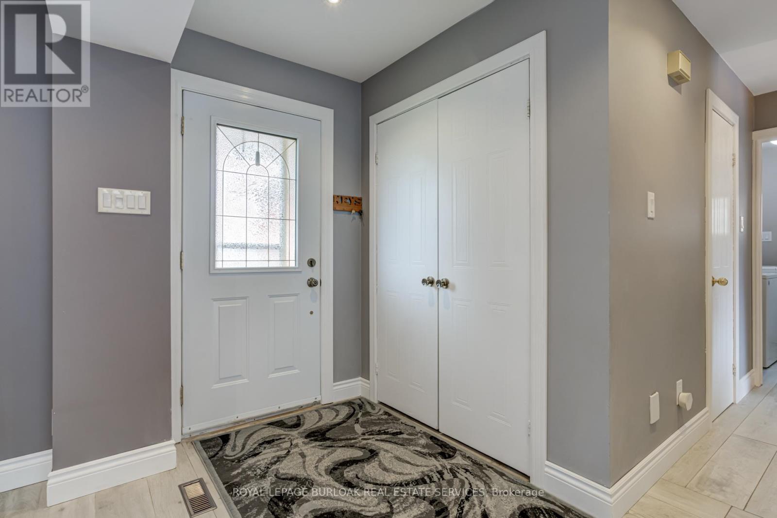 2055 Hunters Wood Drive, Burlington, Ontario  L7M 2T9 - Photo 5 - W12721028