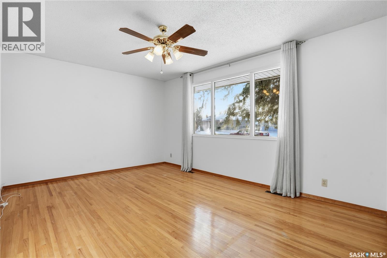 4214 Richmond Place, Regina, Saskatchewan  S4R 4N6 - Photo 5 - SK027198