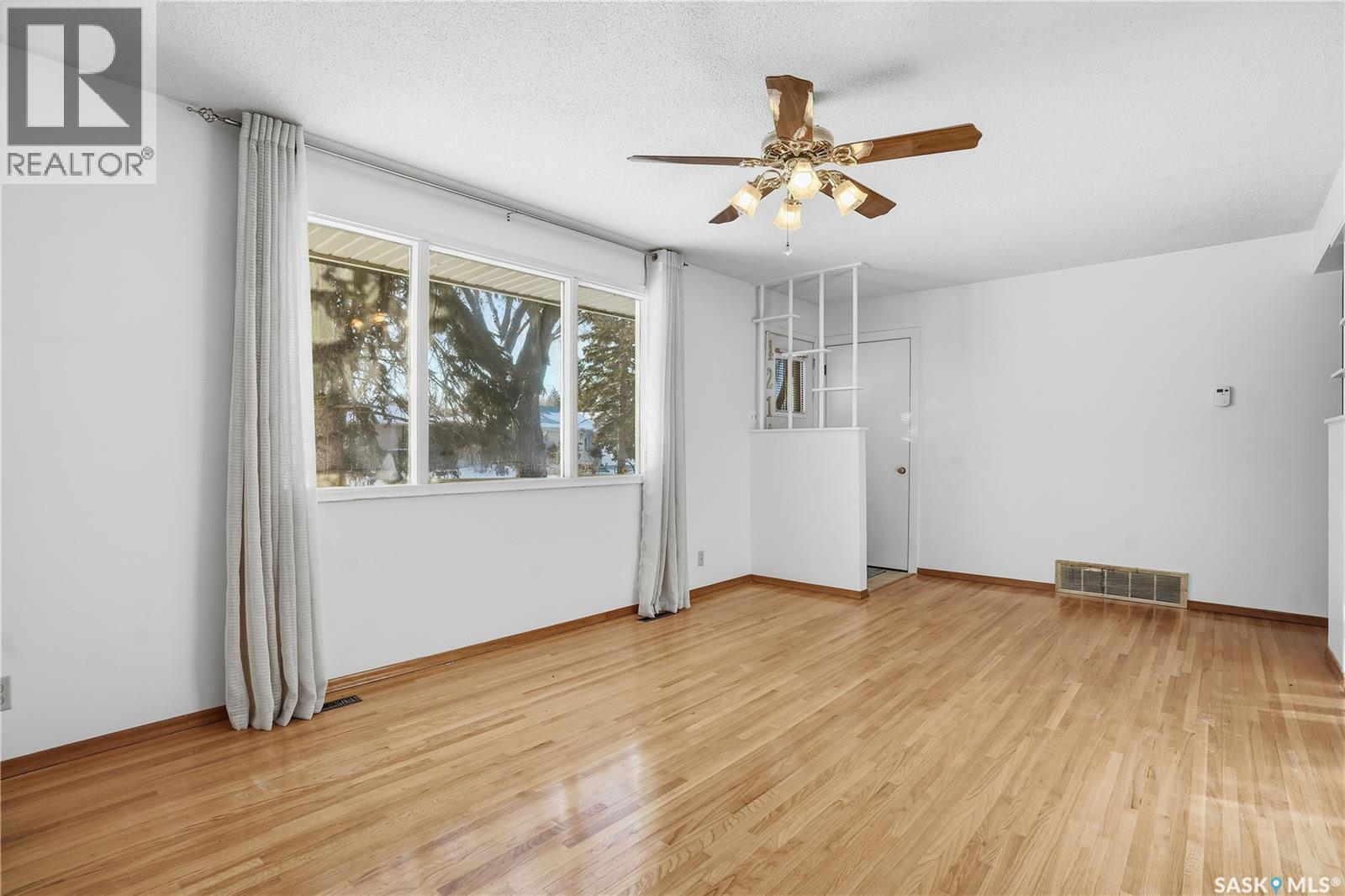 4214 Richmond Place, Regina, Saskatchewan  S4R 4N6 - Photo 7 - SK027198