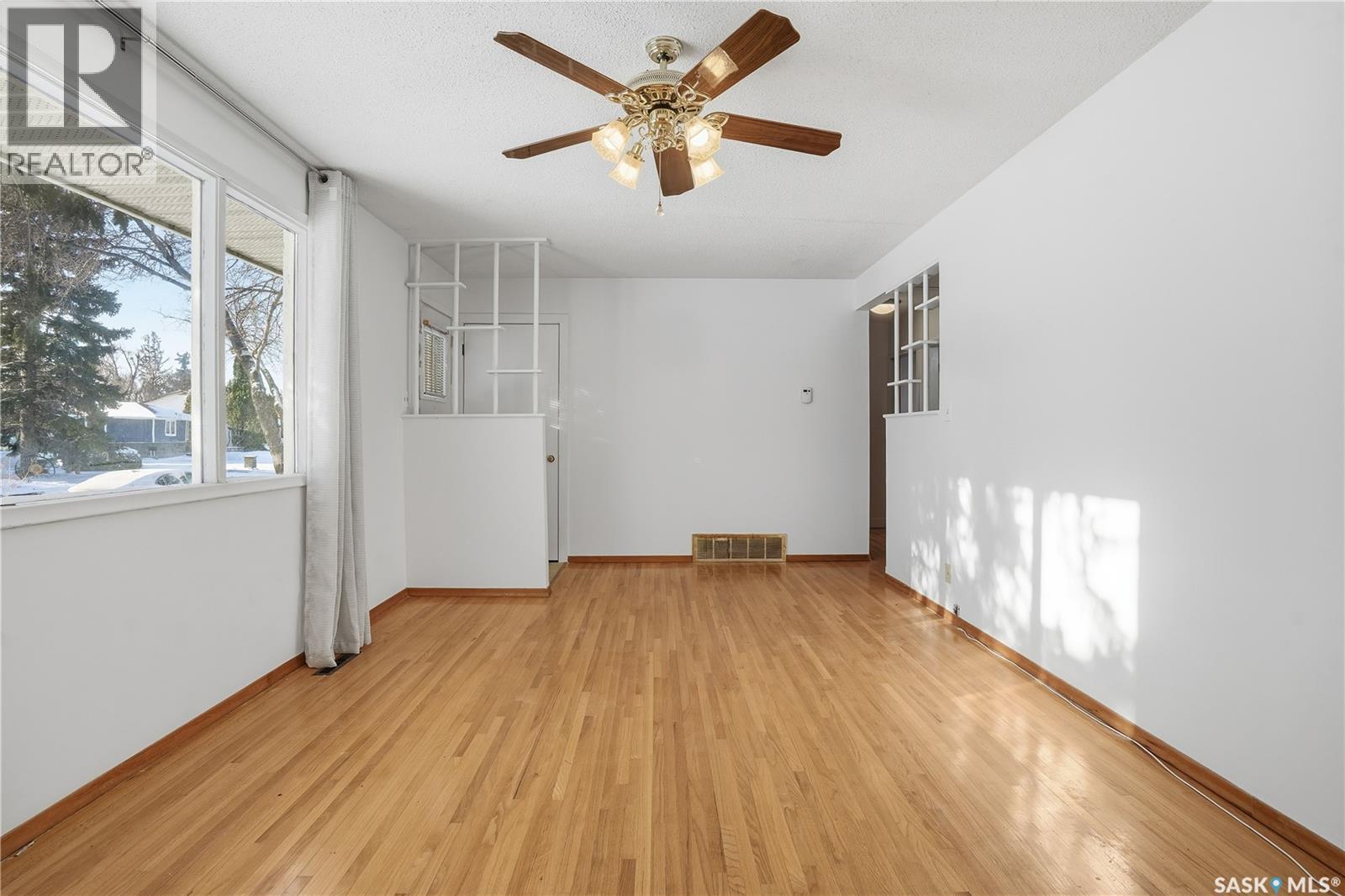 4214 Richmond Place, Regina, Saskatchewan  S4R 4N6 - Photo 8 - SK027198