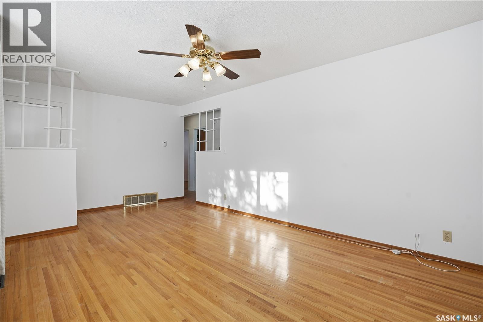 4214 Richmond Place, Regina, Saskatchewan  S4R 4N6 - Photo 9 - SK027198