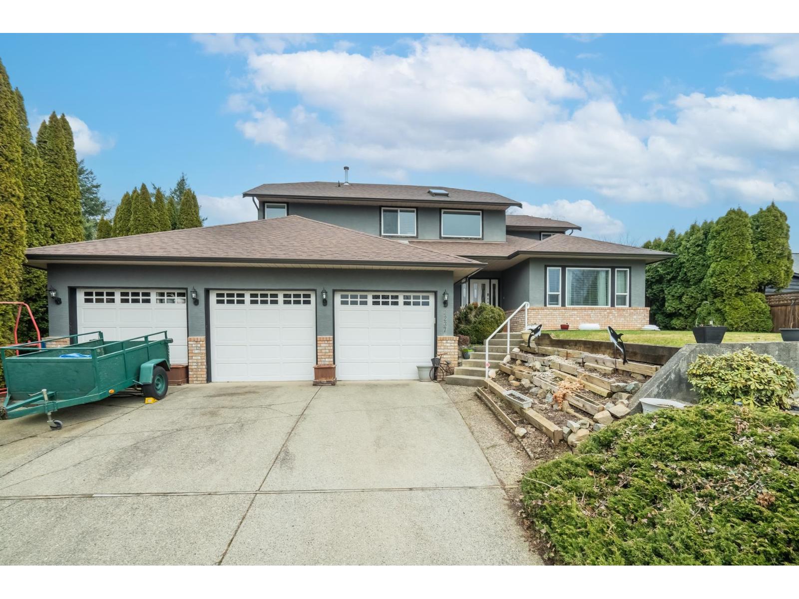 2237 Mountain Drive, Abbotsford, British Columbia  V3G 1E3 - Photo 1 - R3081896