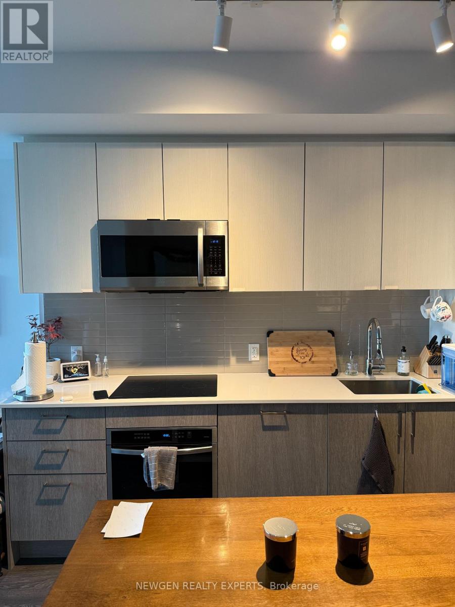 2017 - 1926 Lake Shore Boulevard W, Toronto, Ontario  M6S 0B1 - Photo 4 - W12701408