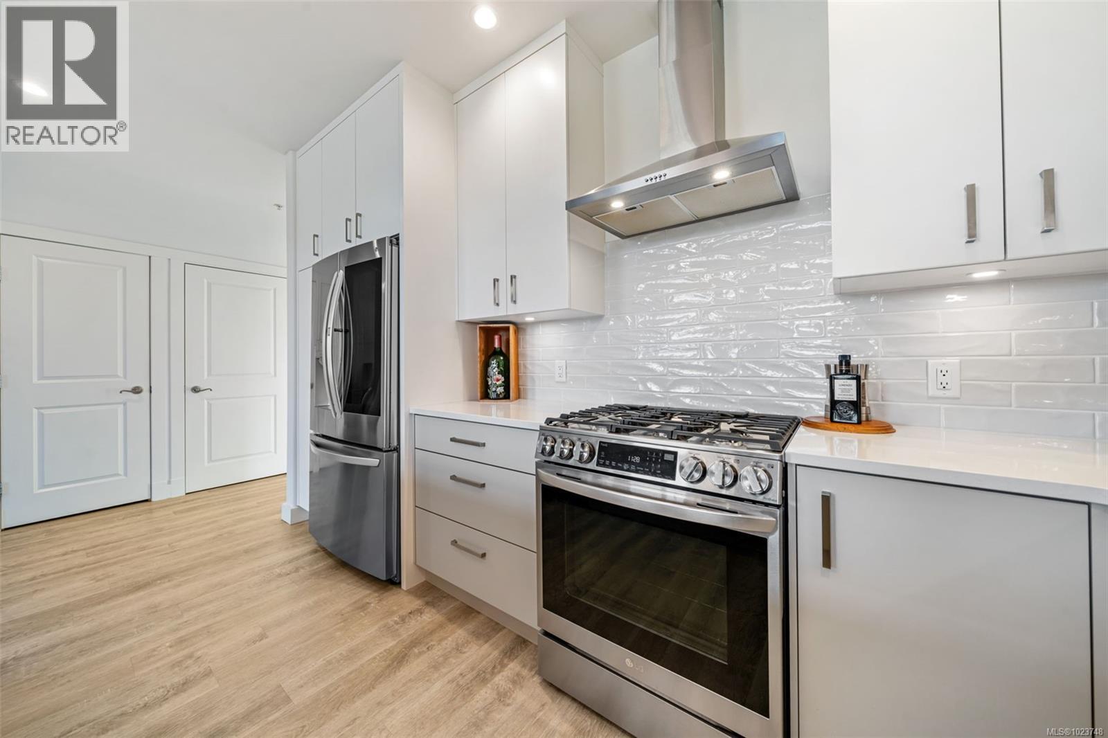 101 330 Waterfront Cres, Victoria, British Columbia  V8T 5K3 - Photo 6 - 1023748