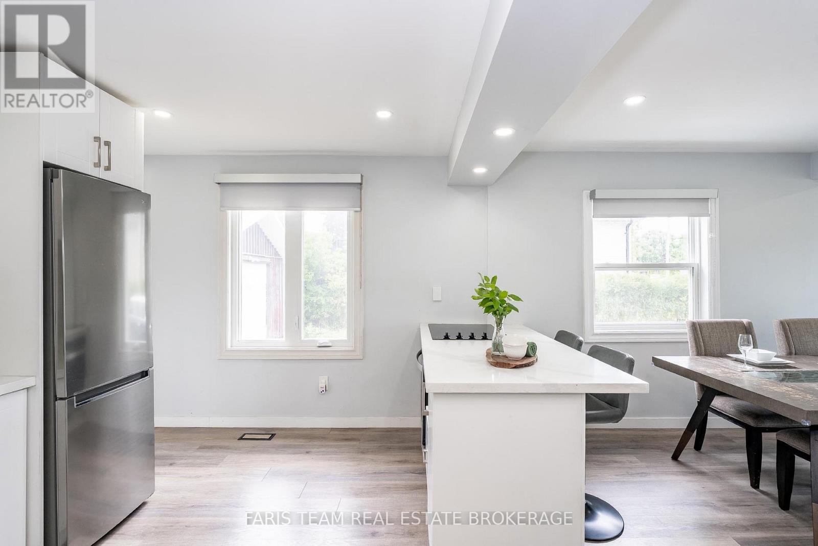 11 Park Avenue, East Gwillimbury, Ontario  L9N 1G9 - Photo 7 - N12713432