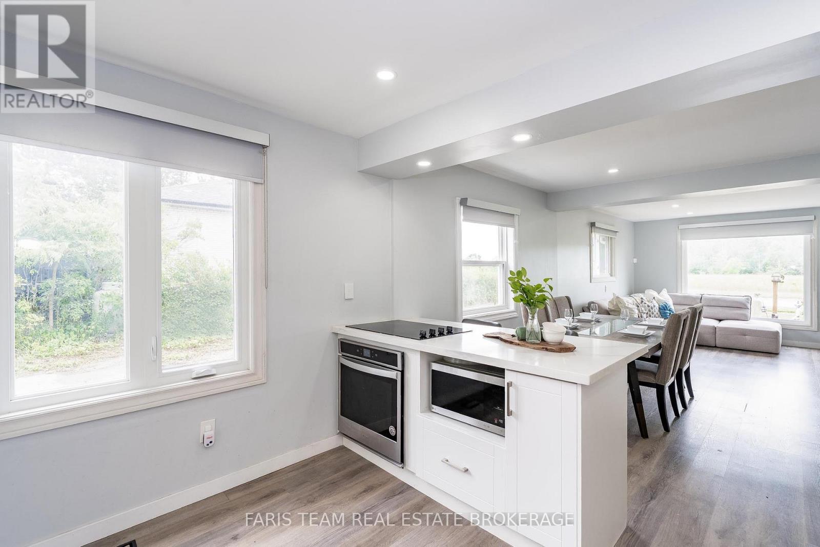 11 Park Avenue, East Gwillimbury, Ontario  L9N 1G9 - Photo 8 - N12713432