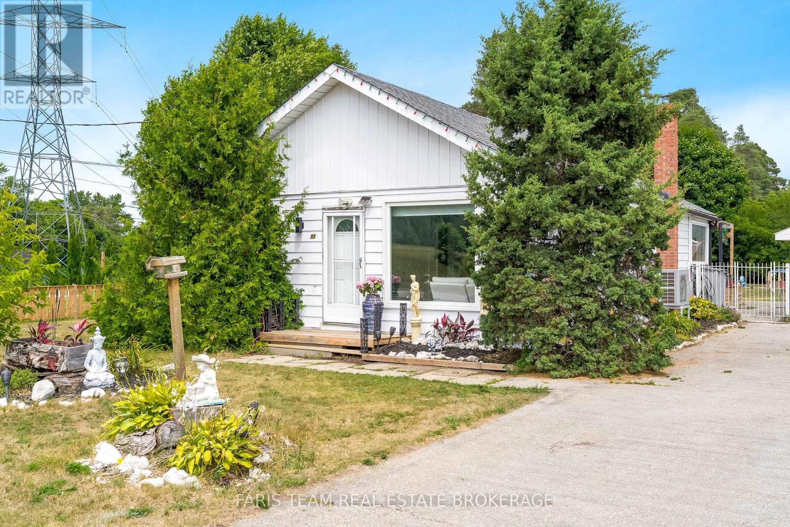 11 Park Avenue, East Gwillimbury, Ontario  L9N 1G9 - Photo 3 - N12713432