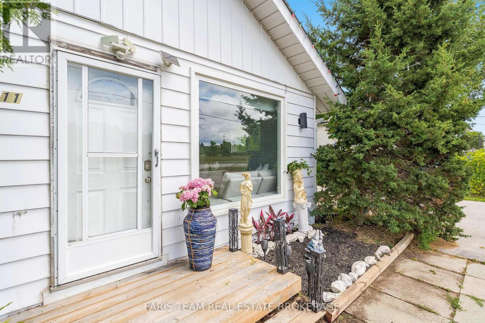 11 Park Avenue, East Gwillimbury, Ontario  L9N 1G9 - Photo 4 - N12713432