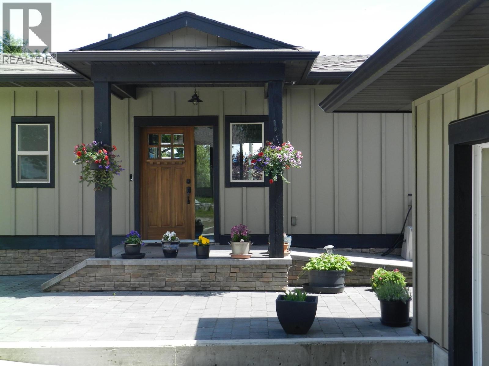 659-661 Gibsons Way, Gibsons, British Columbia  V0N 1V9 - Photo 2 - R3082223