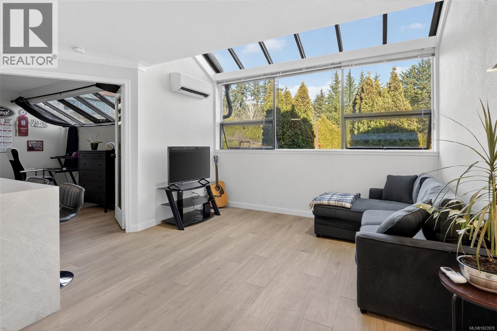 550b 4678 Elk Lake Dr, Saanich, British Columbia  V8Z 5M1 - Photo 3 - 1023979