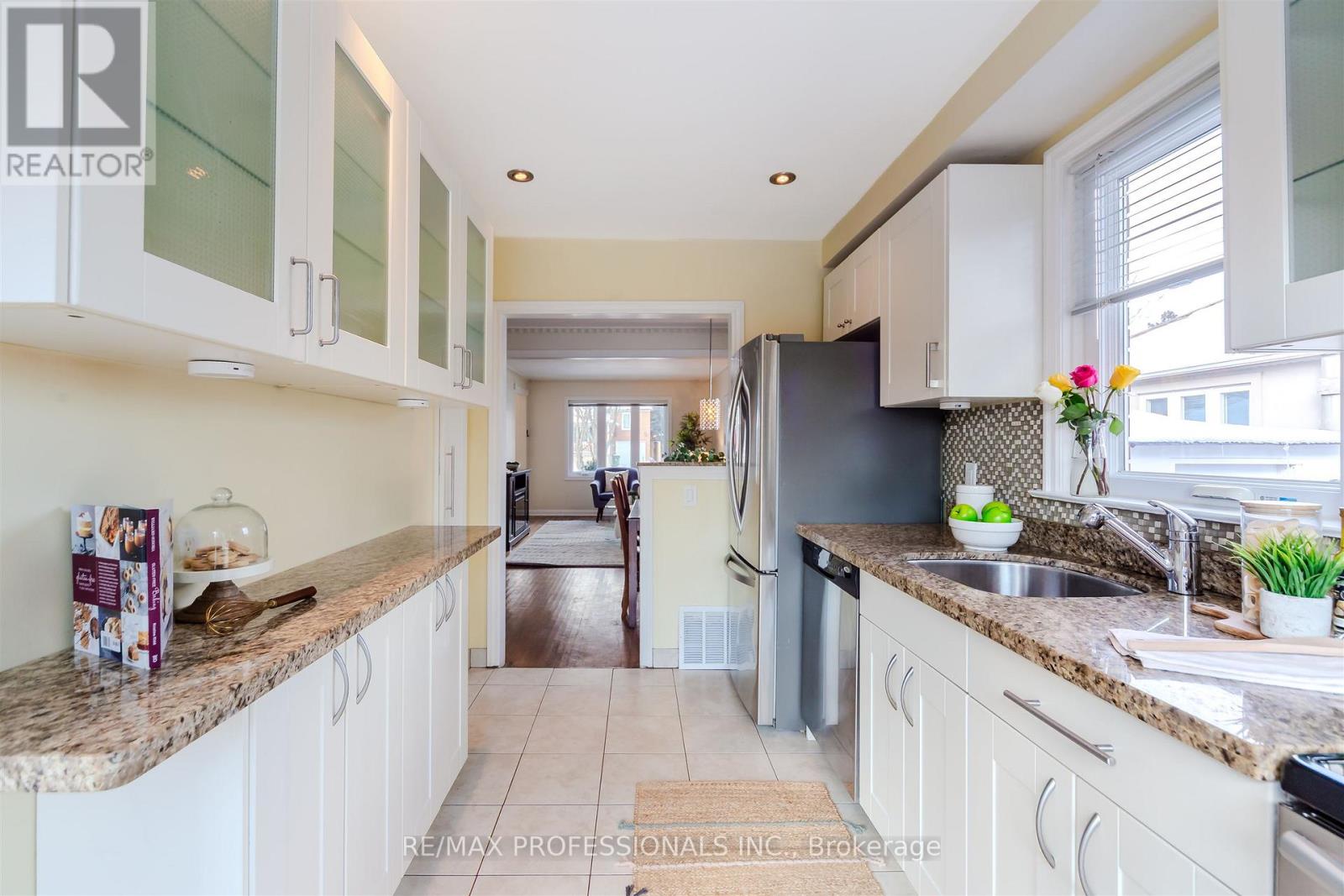 79 Edgecroft Road, Toronto, Ontario  M8Z 2C1 - Photo 12 - W12721184