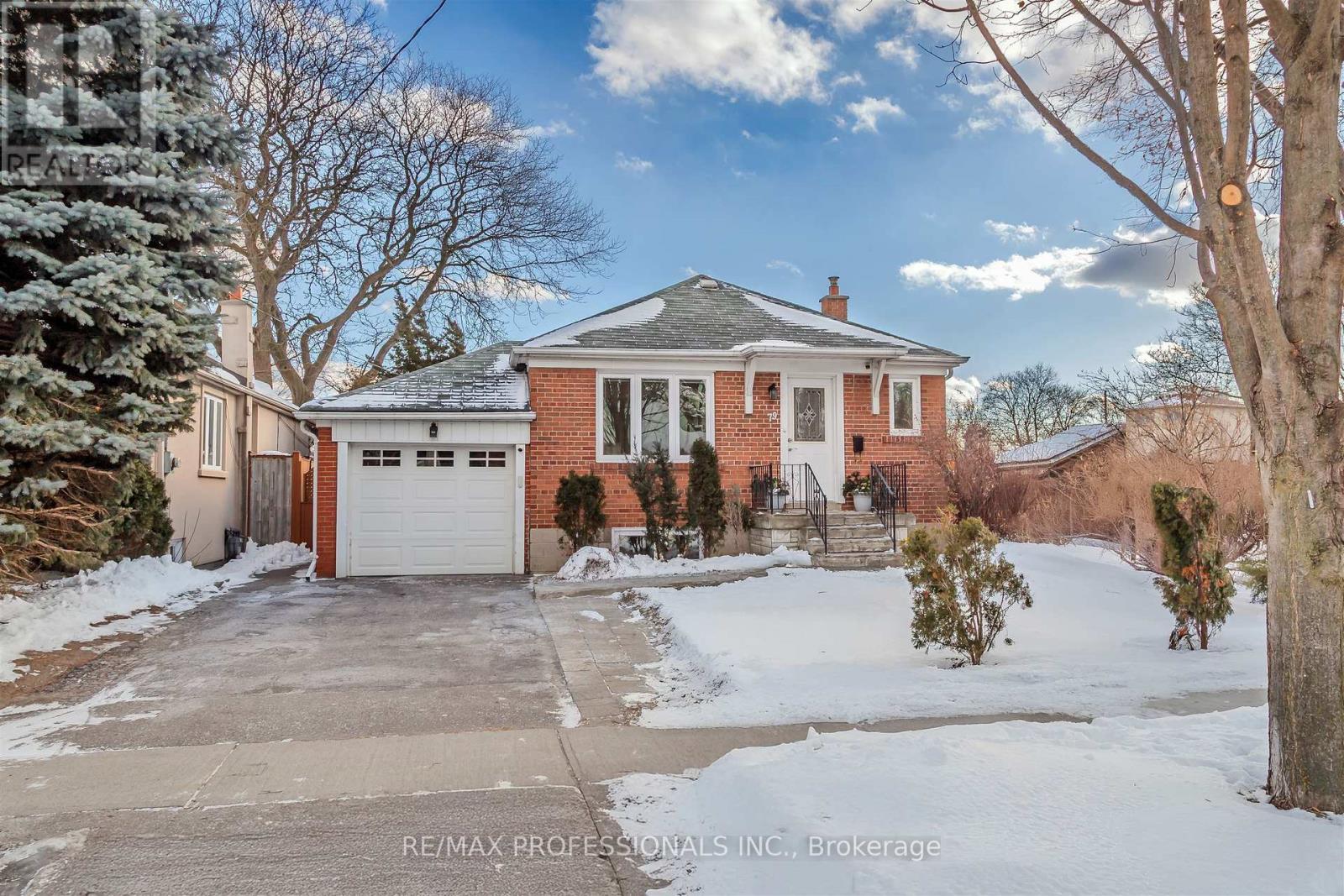 79 Edgecroft Road, Toronto, Ontario  M8Z 2C1 - Photo 2 - W12721184