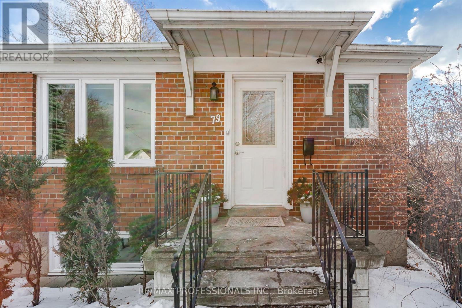 79 Edgecroft Road, Toronto, Ontario  M8Z 2C1 - Photo 5 - W12721184