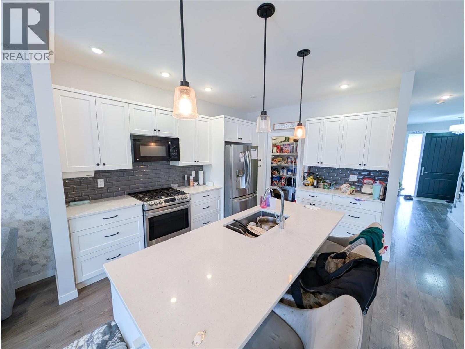 2710 Beachmount Crescent, Kamloops, British Columbia  V2B 0E6 - Photo 2 - 10372082