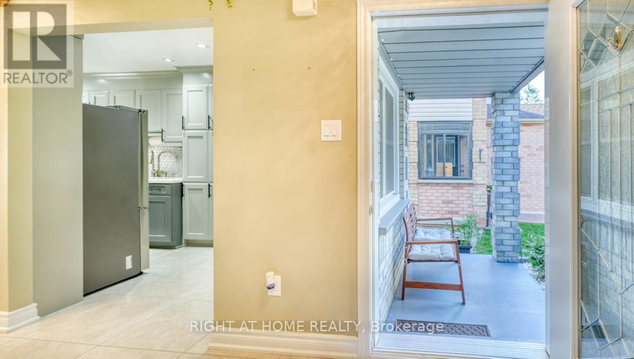 58 Teddington Crescent, Whitby, Ontario  L1R 1S5 - Photo 2 - E12719670