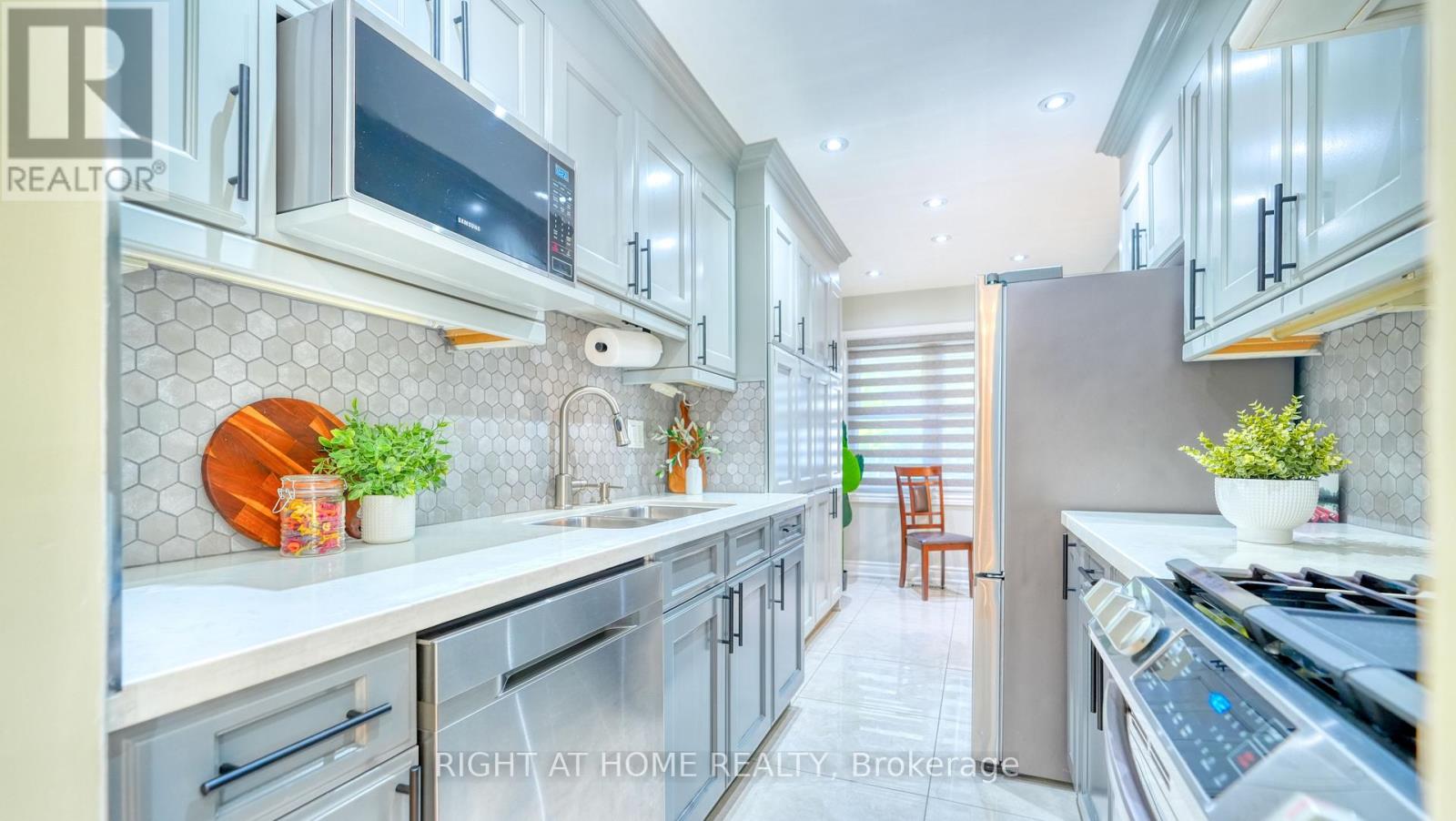 58 Teddington Crescent, Whitby, Ontario  L1R 1S5 - Photo 7 - E12719670