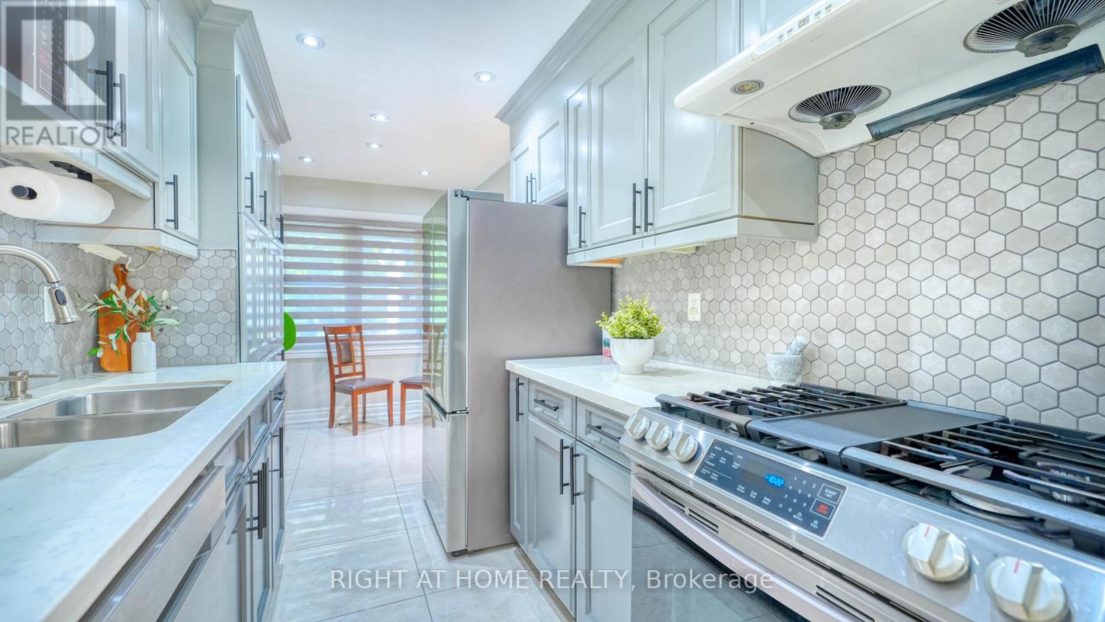 58 Teddington Crescent, Whitby, Ontario  L1R 1S5 - Photo 9 - E12719670