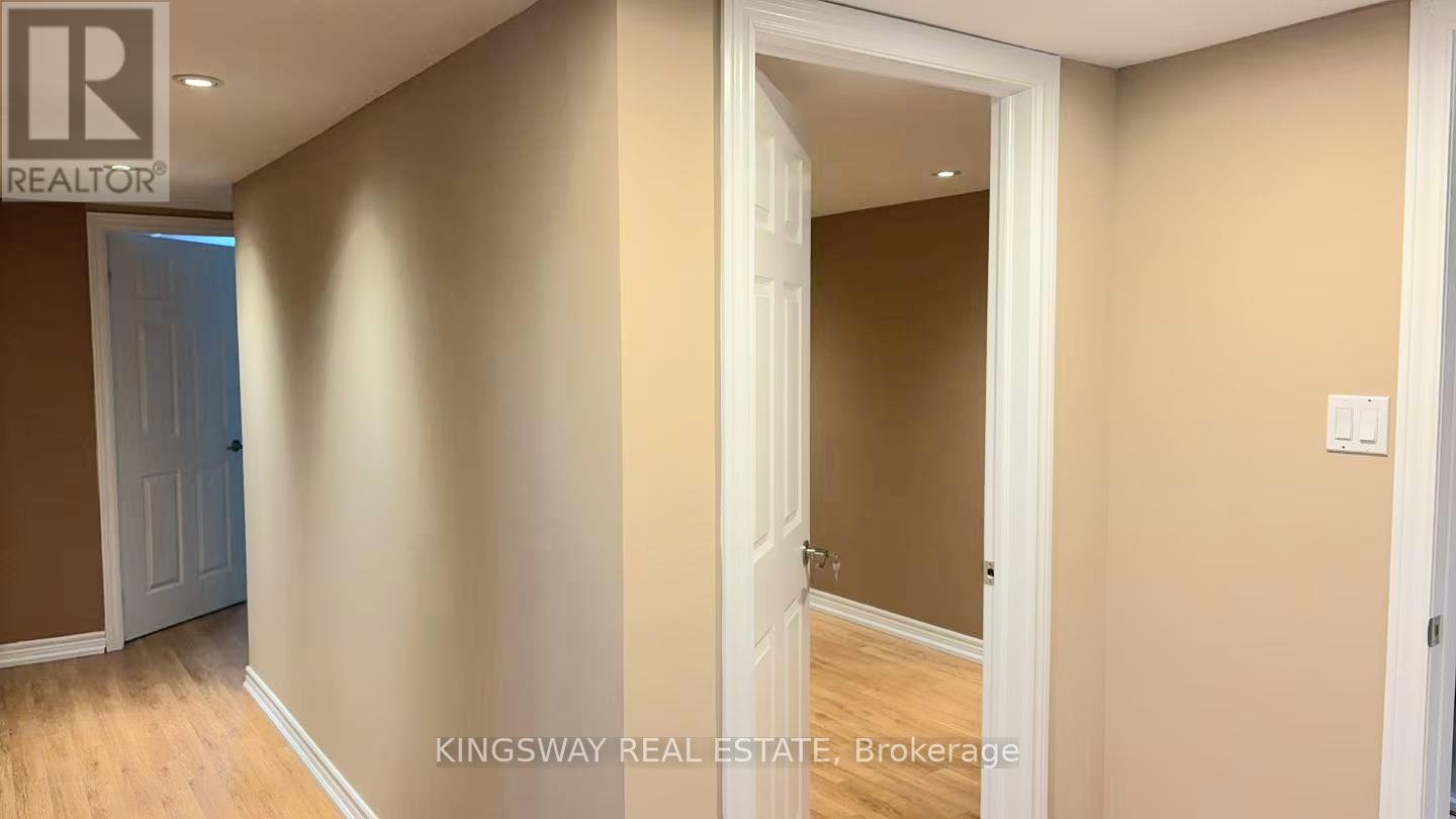 236 Woodale (Lower Lev) Avenue, Oakville, Ontario  L6K 2N2 - Photo 12 - W12674414