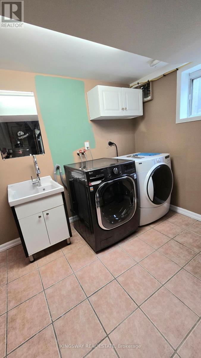 236 Woodale (Lower Lev) Avenue, Oakville, Ontario  L6K 2N2 - Photo 7 - W12674414