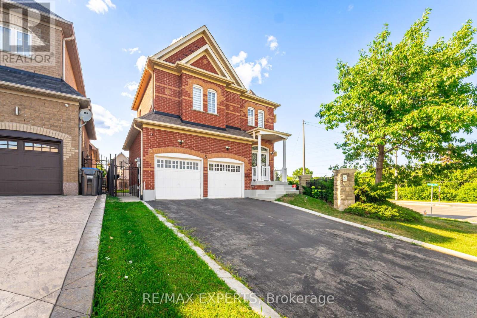 5 Hillside Drive, Brampton, Ontario  L6S 0B7 - Photo 4 - W12721288