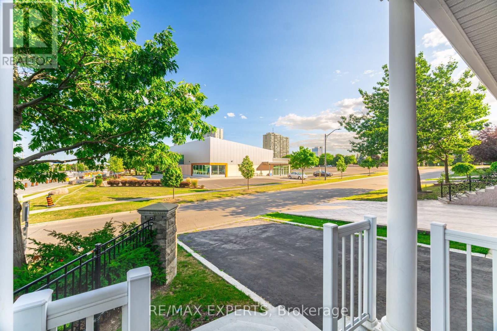 5 Hillside Drive, Brampton, Ontario  L6S 0B7 - Photo 8 - W12721288