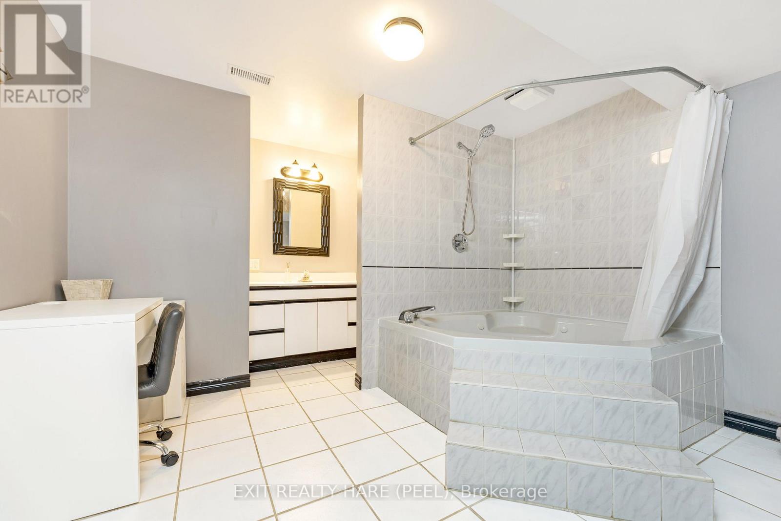 6 Stonegate Drive, Brampton, Ontario  L6Z 3L7 - Photo 16 - W12721292