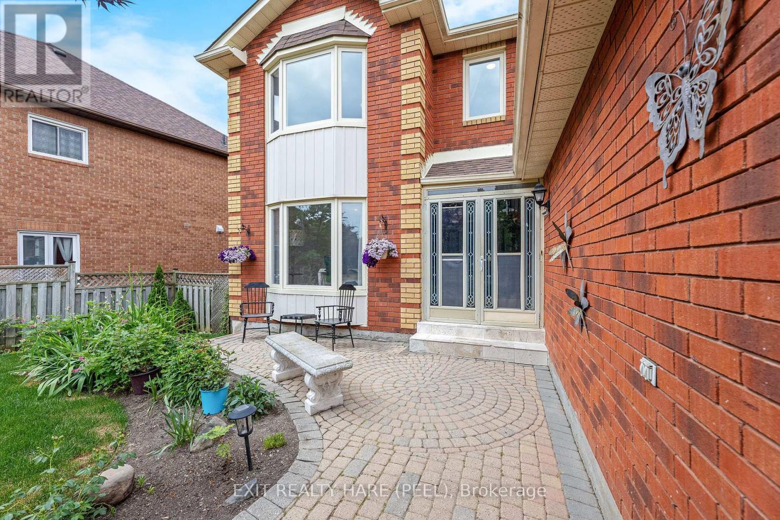 6 Stonegate Drive, Brampton, Ontario  L6Z 3L7 - Photo 2 - W12721292