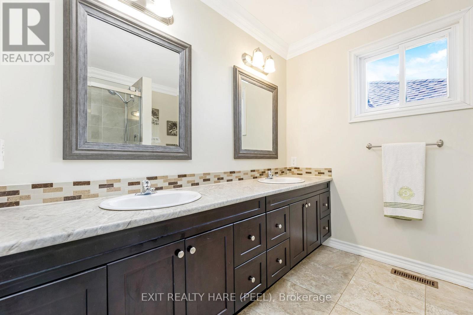 6 Stonegate Drive, Brampton, Ontario  L6Z 3L7 - Photo 8 - W12721292