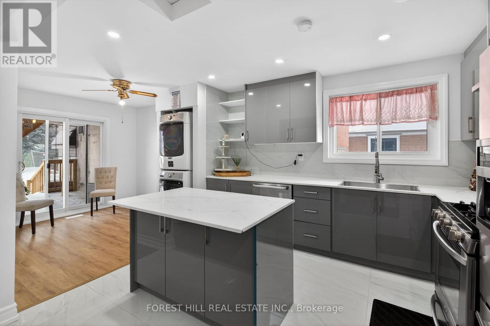 81 Taysham Crescent, Toronto, Ontario  M9V 1X1 - Photo 5 - W12721376