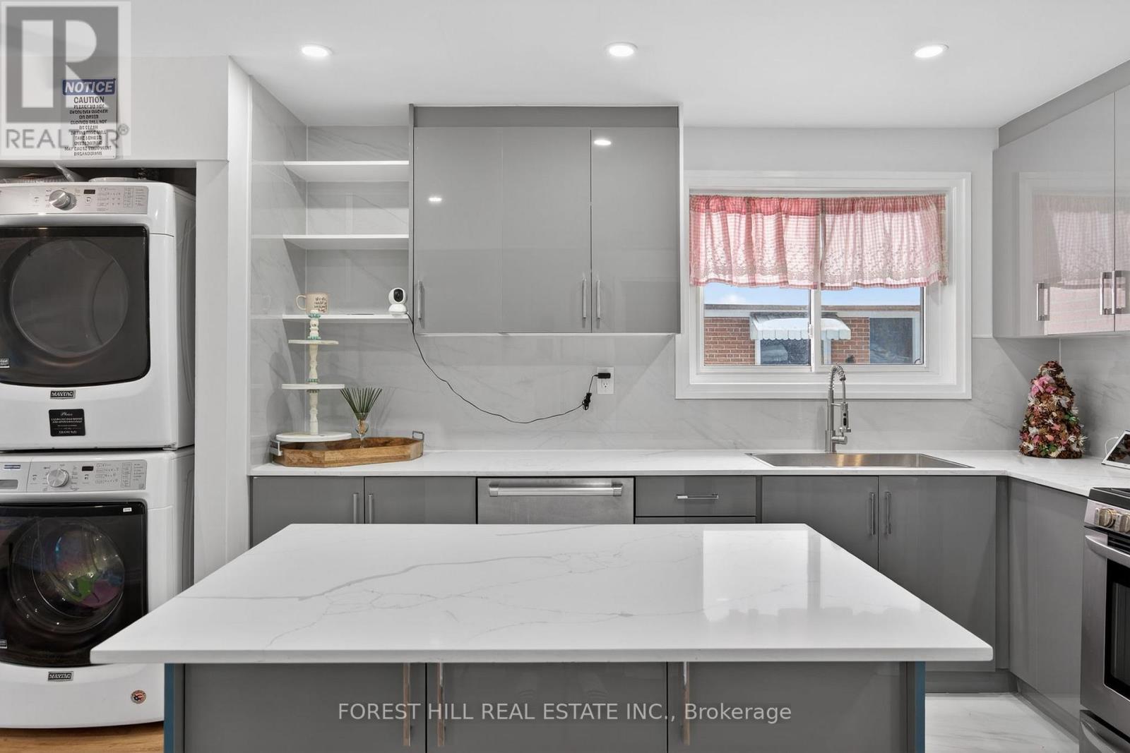 81 Taysham Crescent, Toronto, Ontario  M9V 1X1 - Photo 6 - W12721376