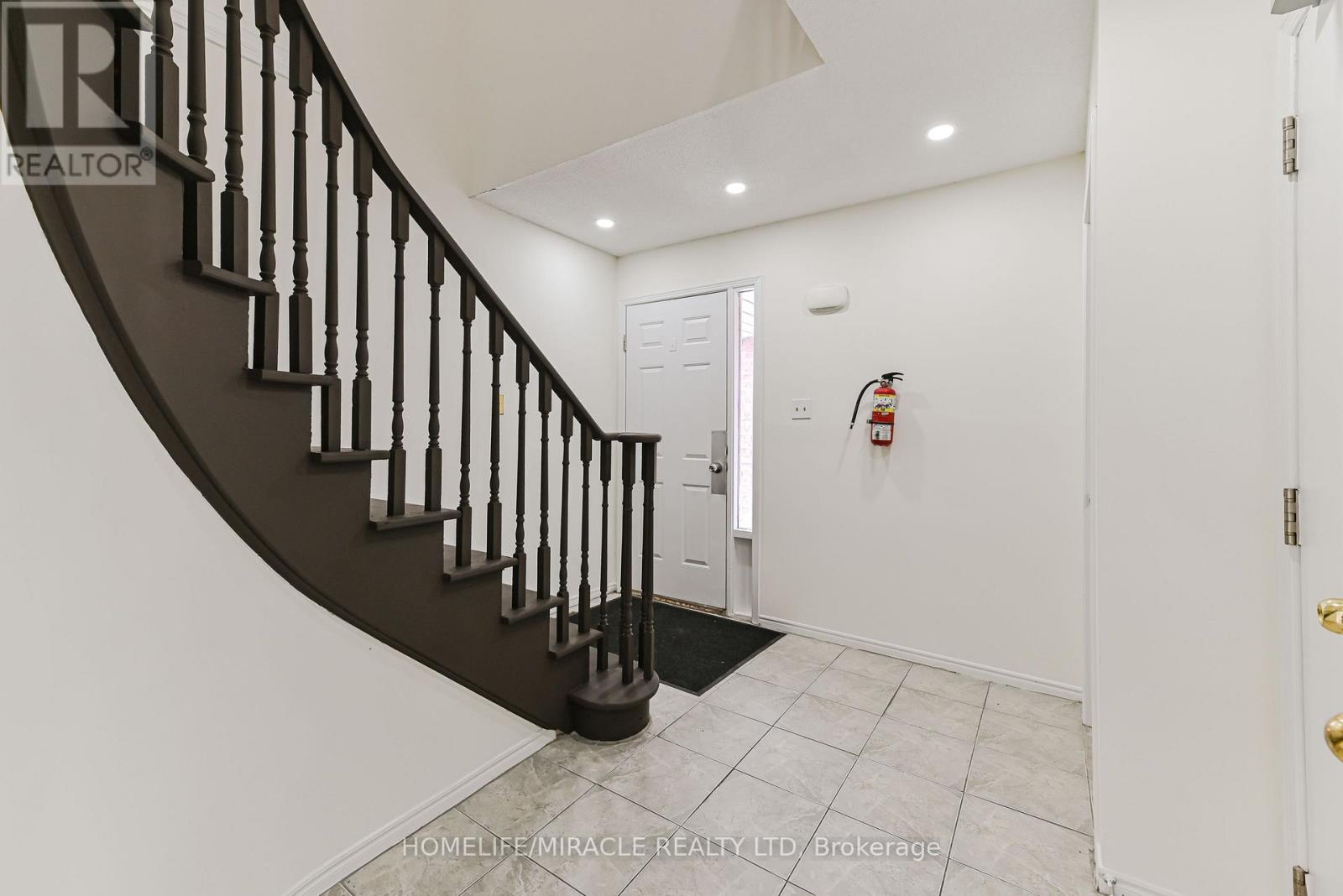 40 Blair Crescent, Barrie, Ontario  L4M 5Y6 - Photo 4 - S12721000