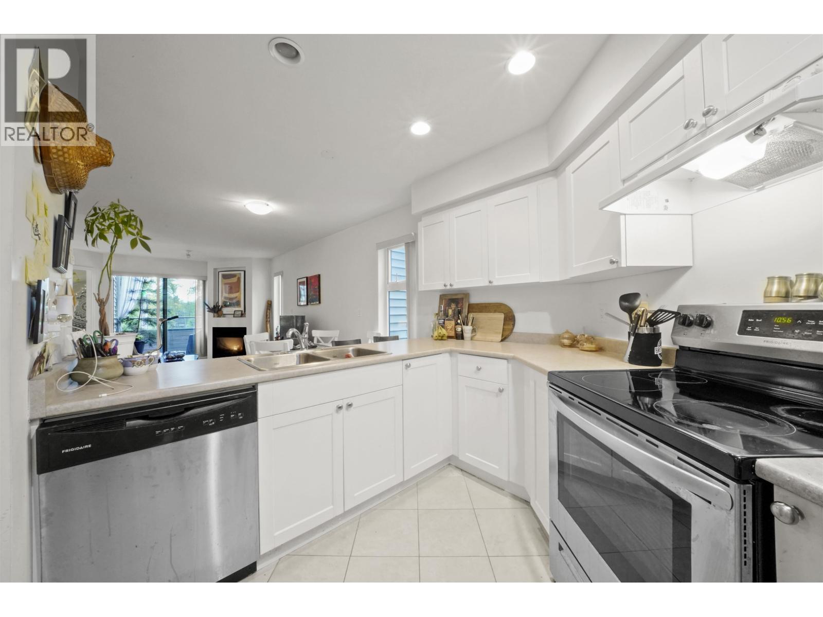 209 2915 Glen Drive, Coquitlam, British Columbia  V3B 7H8 - Photo 2 - R3082246