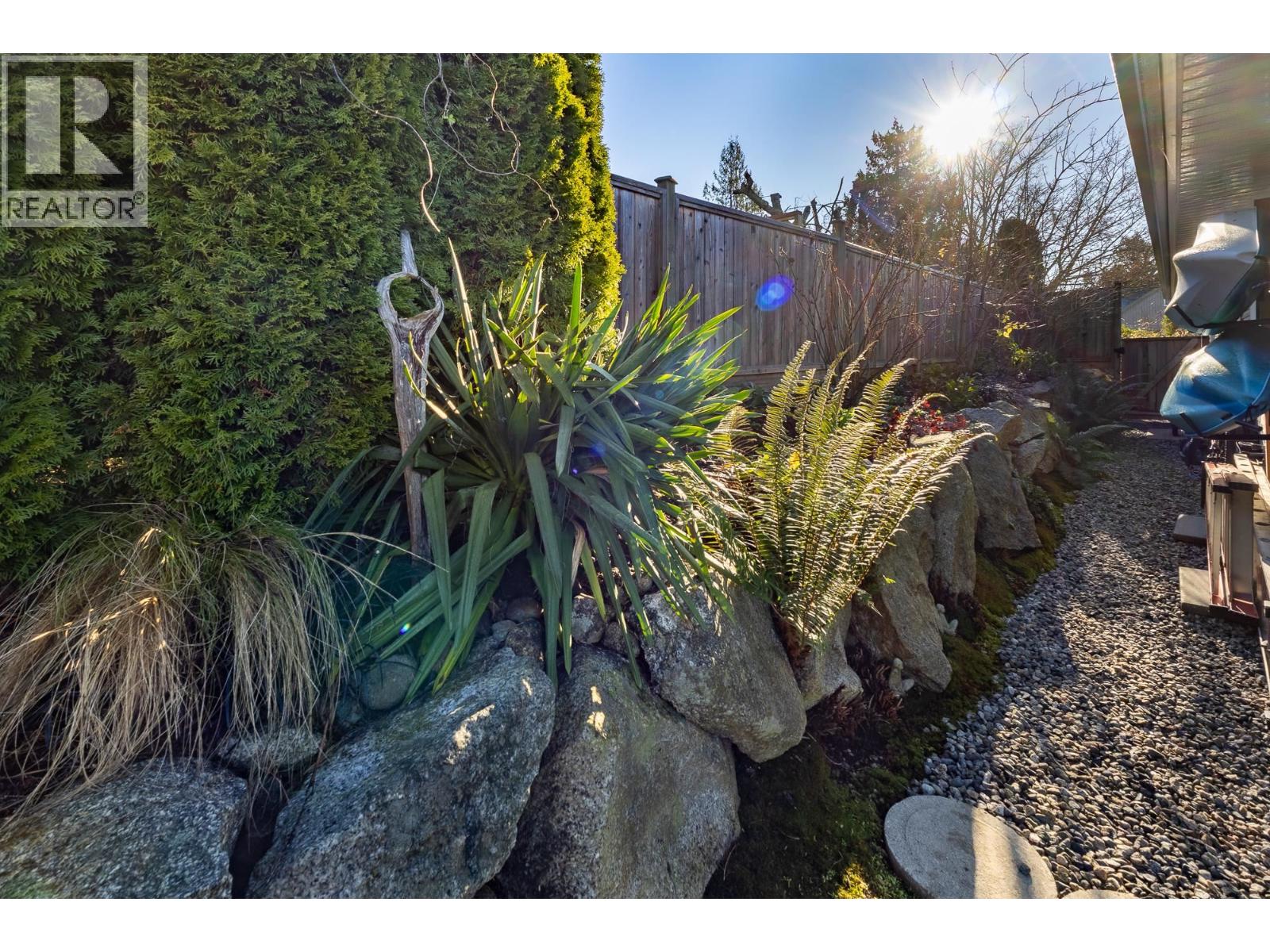 6270 Homestead Avenue, Sechelt, British Columbia  V7Z 0M6 - Photo 25 - R3082206