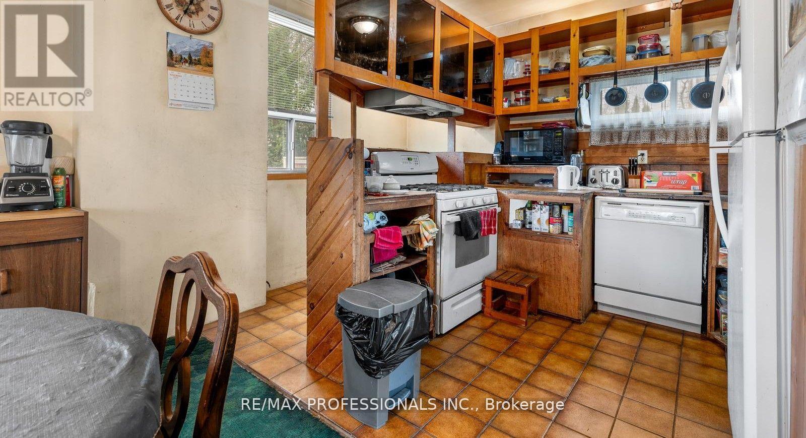 16 Cliff Street, Toronto, Ontario  M6N 4L6 - Photo 7 - W12721446