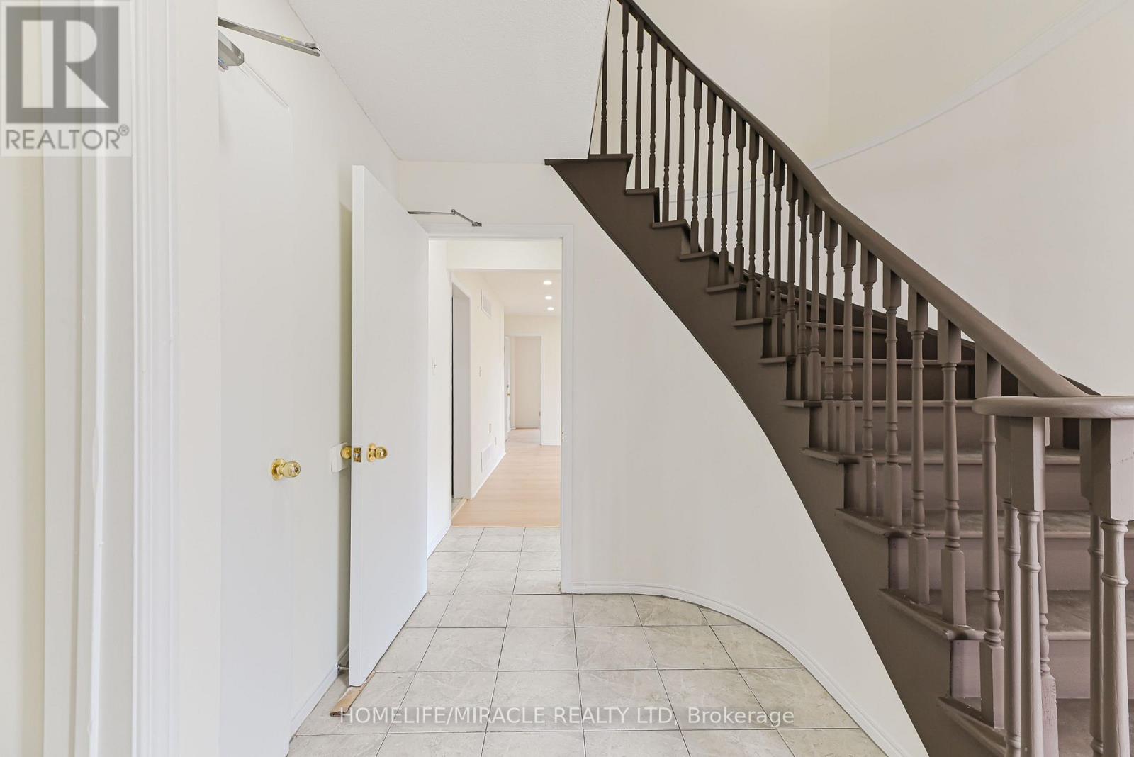 40 Blair Crescent, Barrie, Ontario  L4M 5Y6 - Photo 3 - S12721000