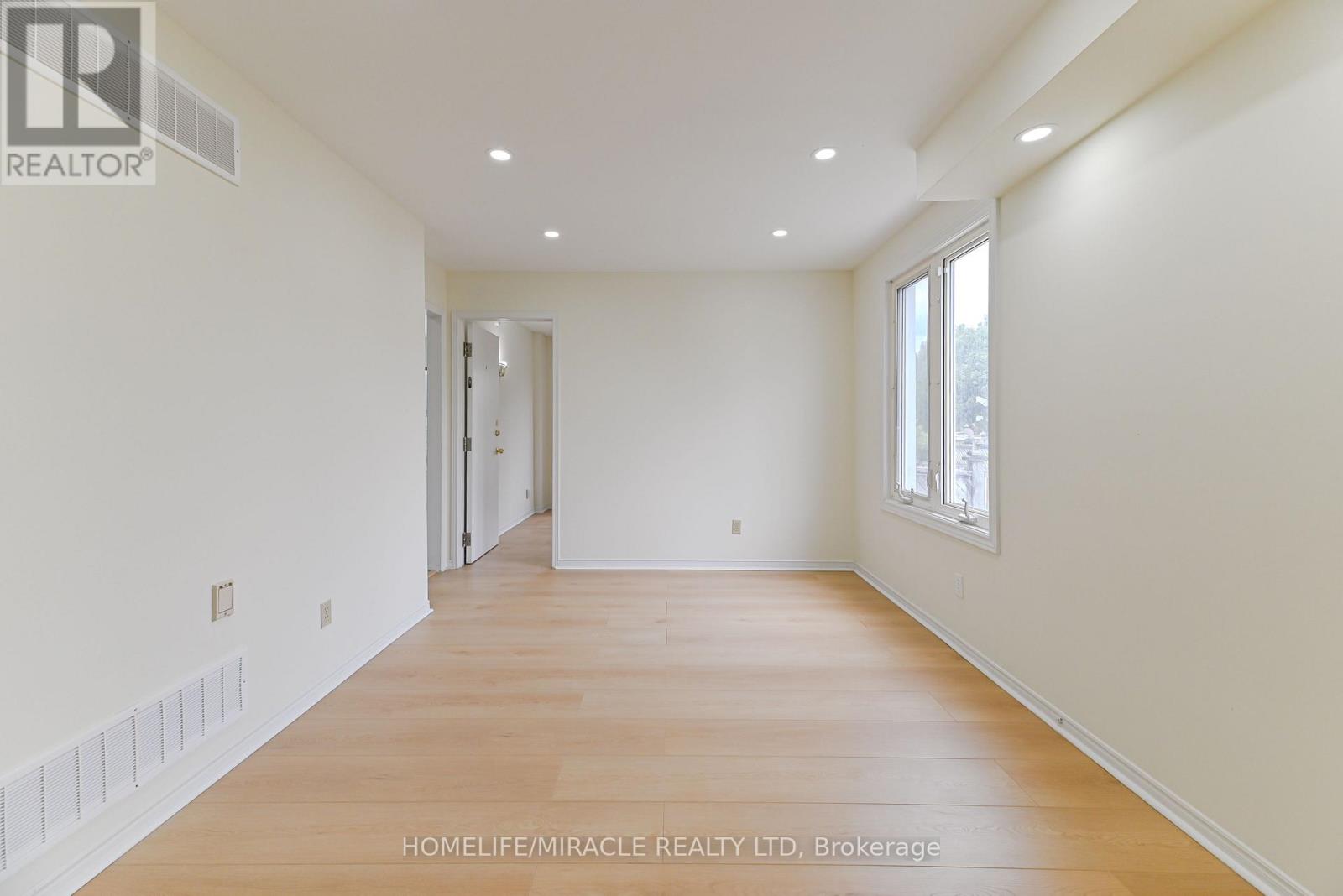 40 Blair Crescent, Barrie, Ontario  L4M 5Y6 - Photo 5 - S12721000