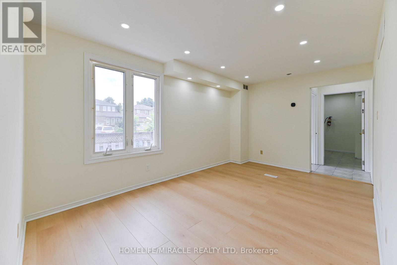 40 Blair Crescent, Barrie, Ontario  L4M 5Y6 - Photo 6 - S12721000